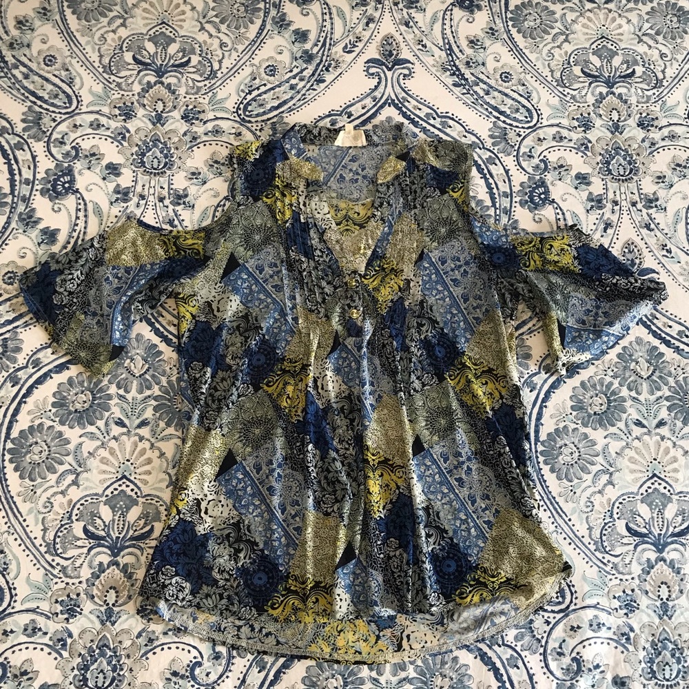 Shoulder cut out blouse
